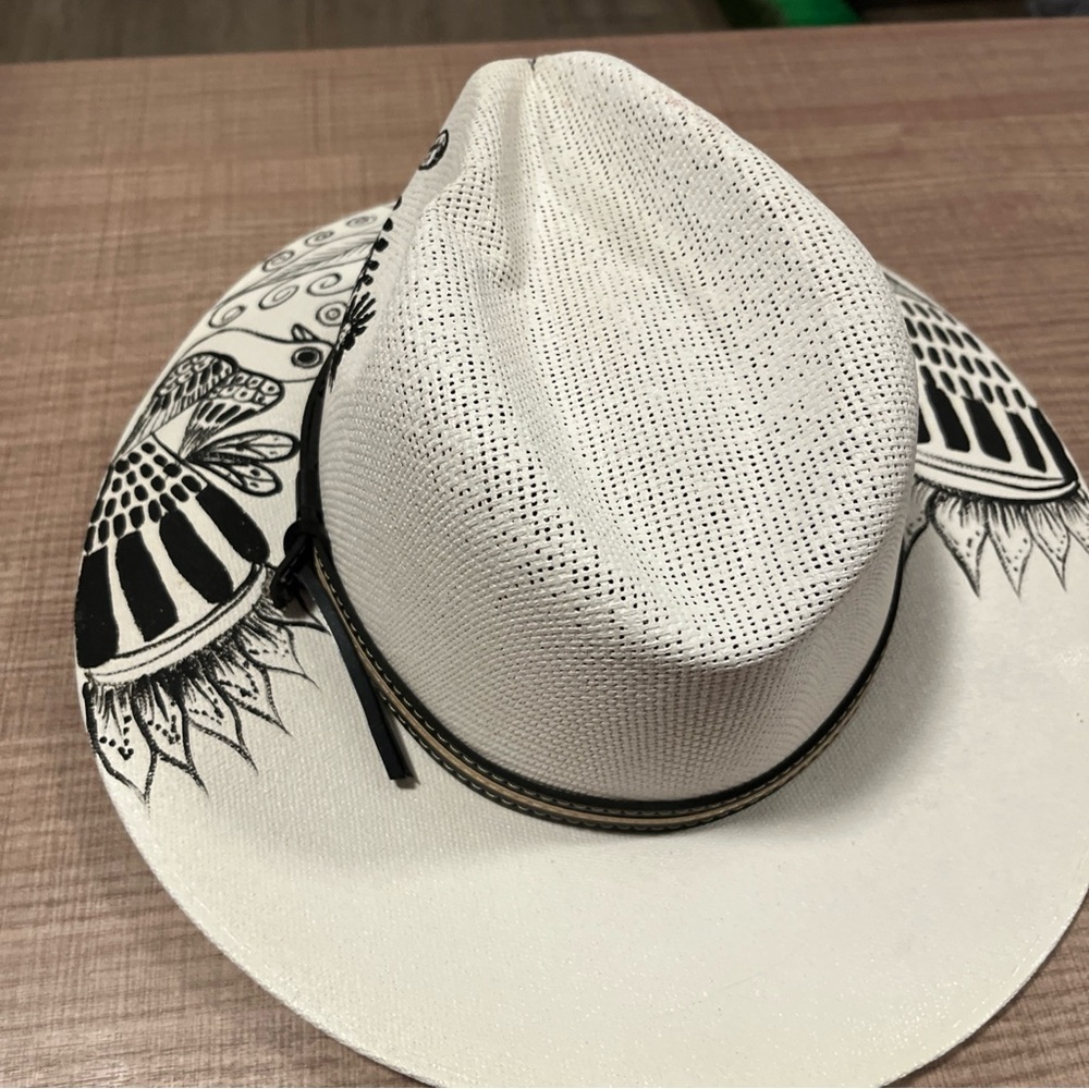 Elegant Black and White Hat - Picture 2 of 4